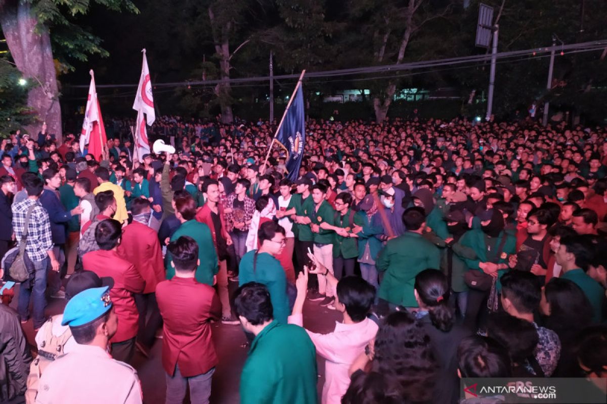 Ribuan mahasiswa aksi masih bertahan di DPRD Jabar