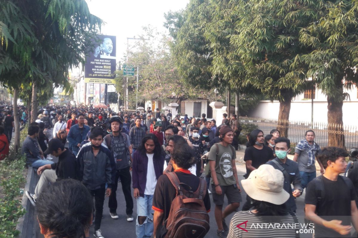 Massa aksi #GejayanMemanggil di Yogyakarta bubar dengan damai