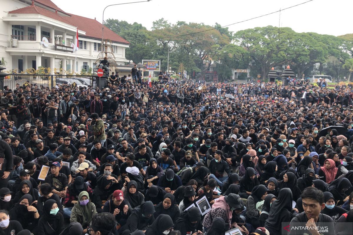 Tolak RUU KUHP, ribuan mahasiswa Kota Malang gelar aksi di DPRD