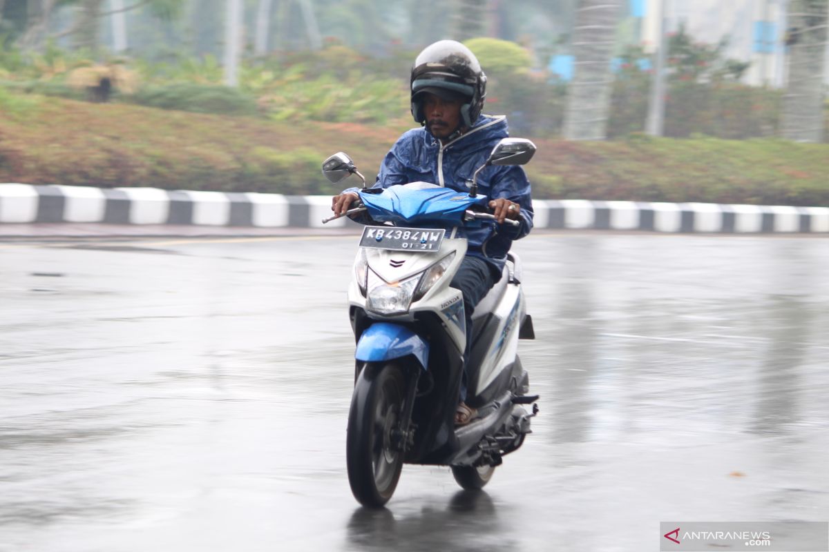 Banjarmasin residents joyfully welcome rain