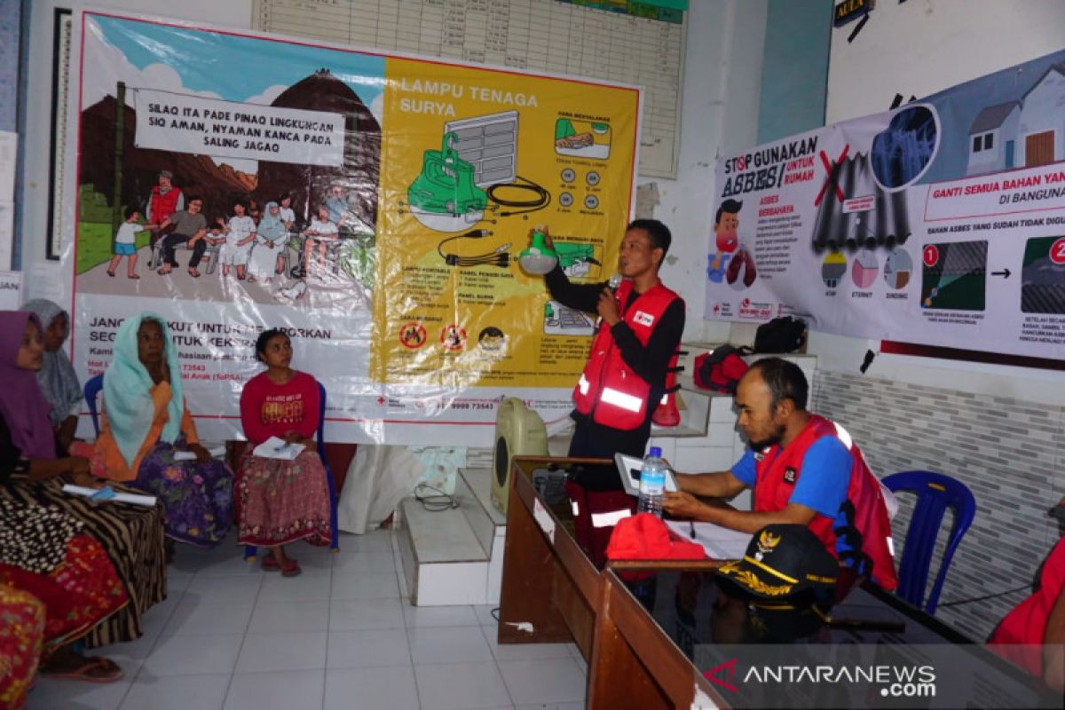 PMI NTB mendistribusikan ribuan solar lamp untuk masyarakat rentan