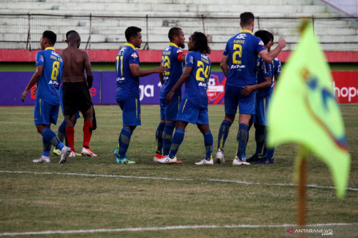 Aksi demo memaksa Persib dan Persebaya tunda pertandingan