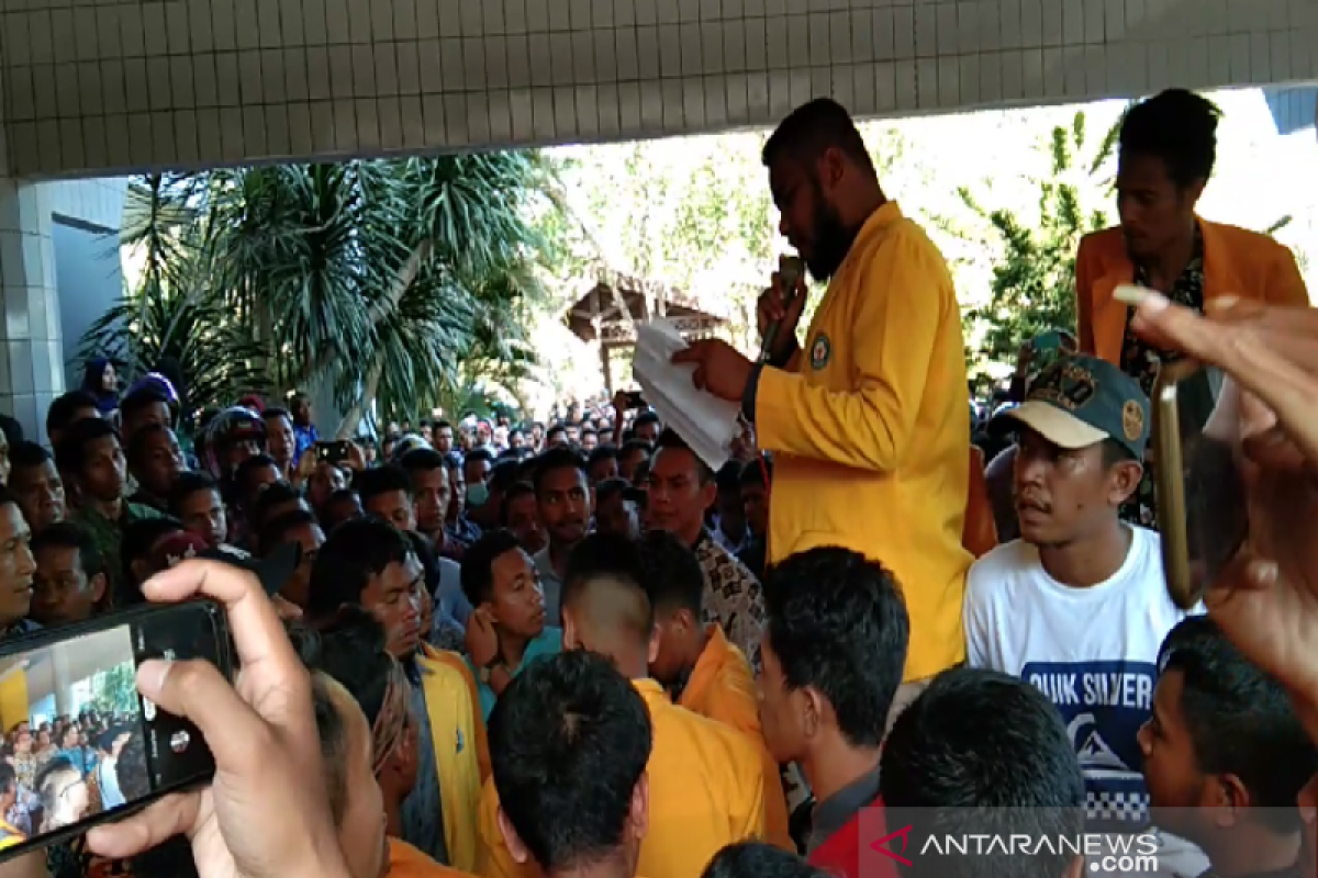 Tuntut pencabutan SK Rektor, ribuan mahasiswa UHO Kendari serang gedung Rektorat