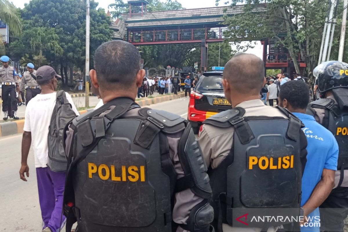 Blokade jalan raya di depan Kampus Universitas Cendrawasih dibuka