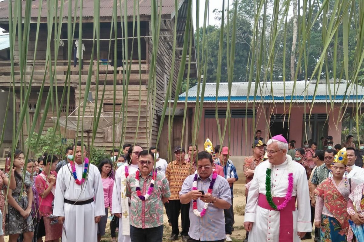 Peresmina Gereja Katolik Santo Rafael Malaikat Agung Stasi Segiam Hulu Paroki Rawak Keuskupan Sanggau