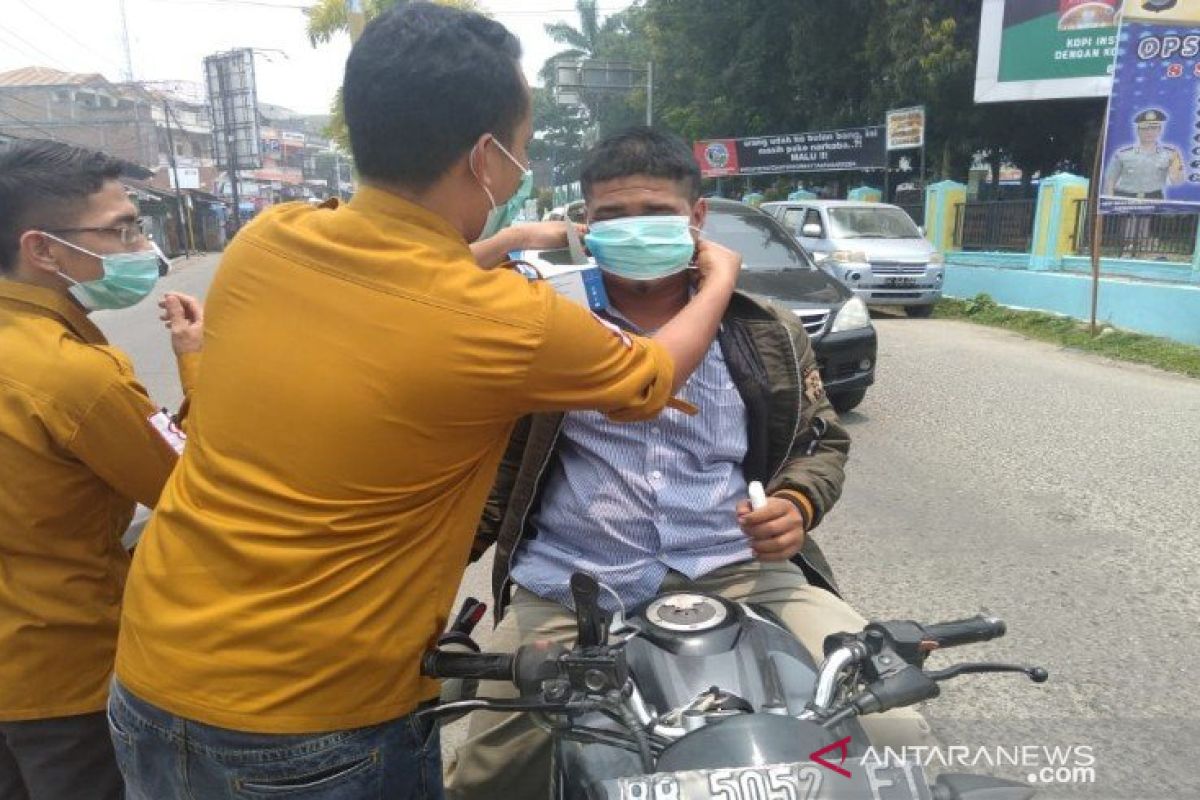 Antisipasi kabut asap, PMI Madina bagikan masker kepada warga