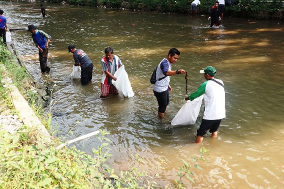 World Cleanup Day, warga Panaragan dan Paledang bebersih Sungai Cipakancilan