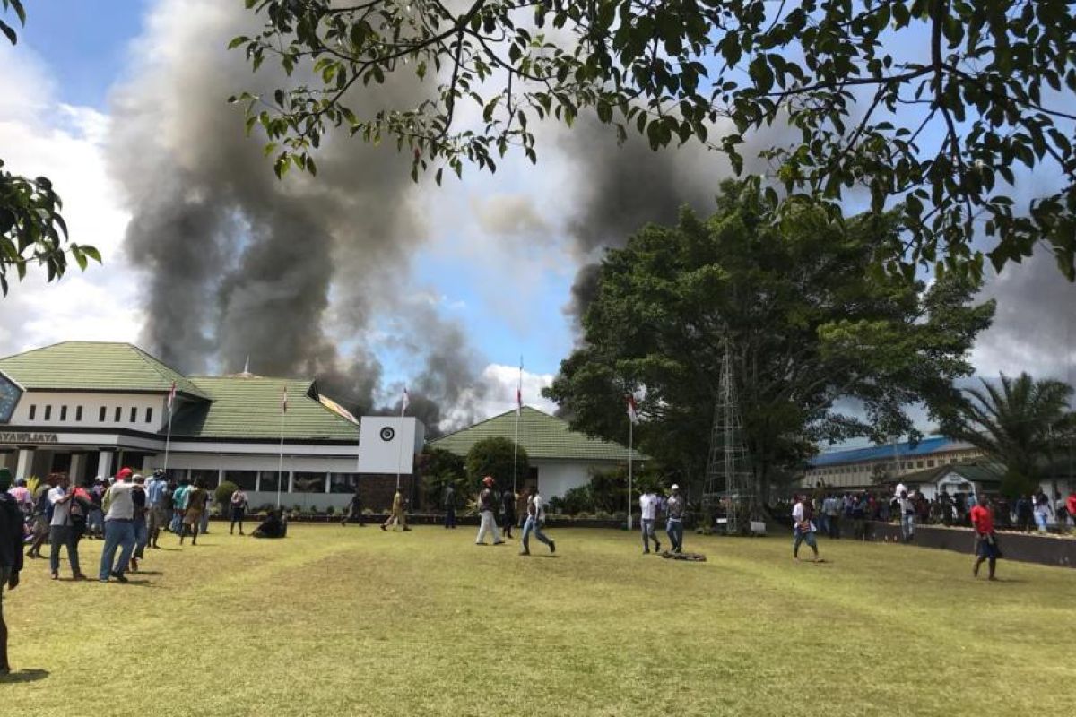 Parah! 200 anak sekolah bakar Kantor Bupati Jayawijaya