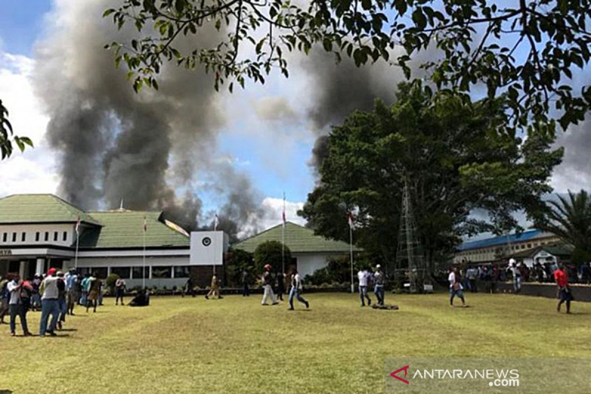 200 anak sekolah bakar kantor bupati Jayawijaya