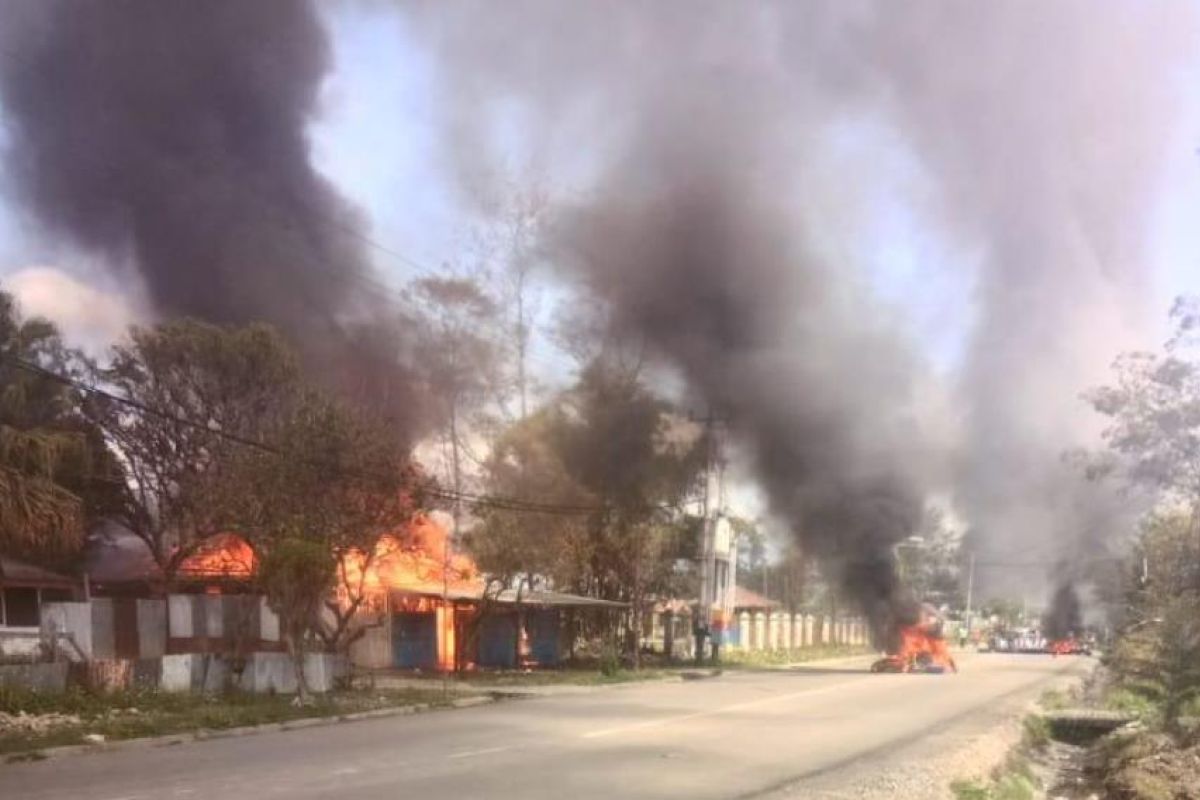 Unjuk rasa anarkis, Kantor PLN Wamena dibakar massa