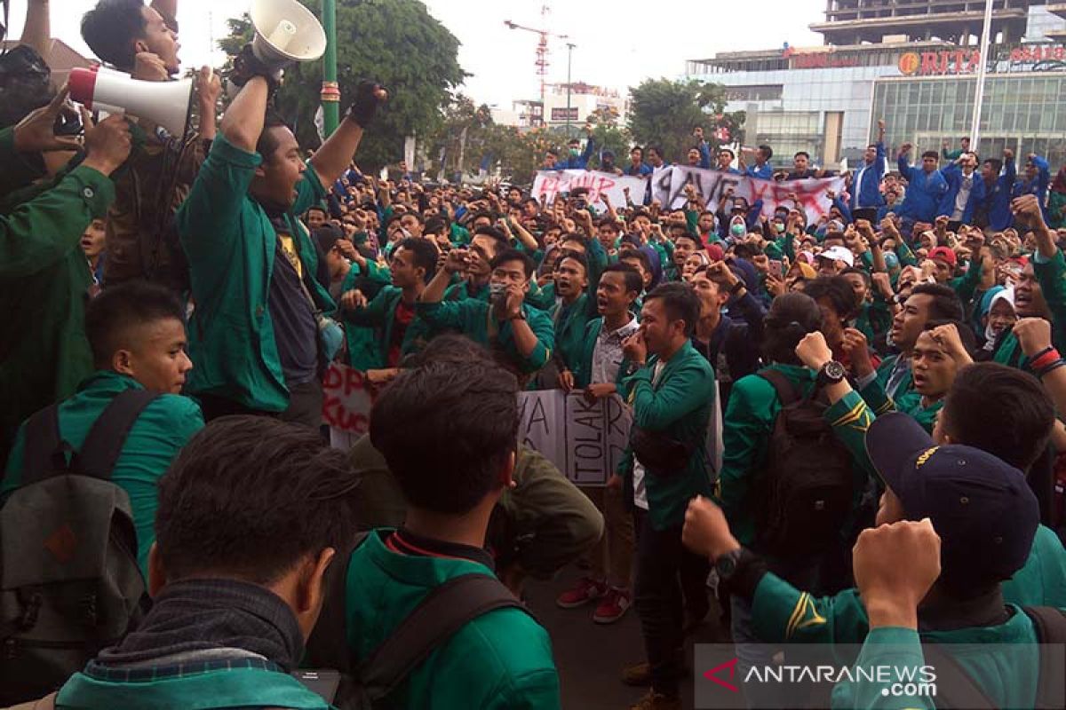 Mahasiswa se-Banyumas demo tolak UU KPK hasil revisi dan RUU KUHP