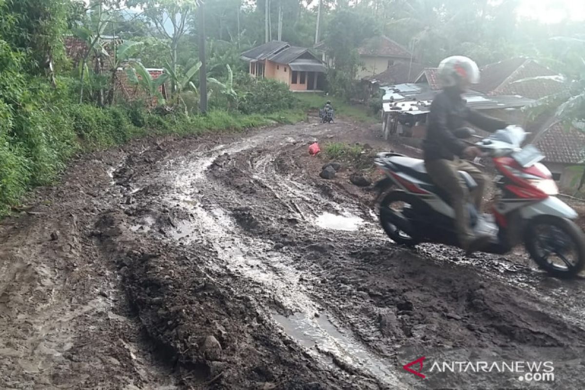 Ribuan warga dua desa berharap perbaikan jalan