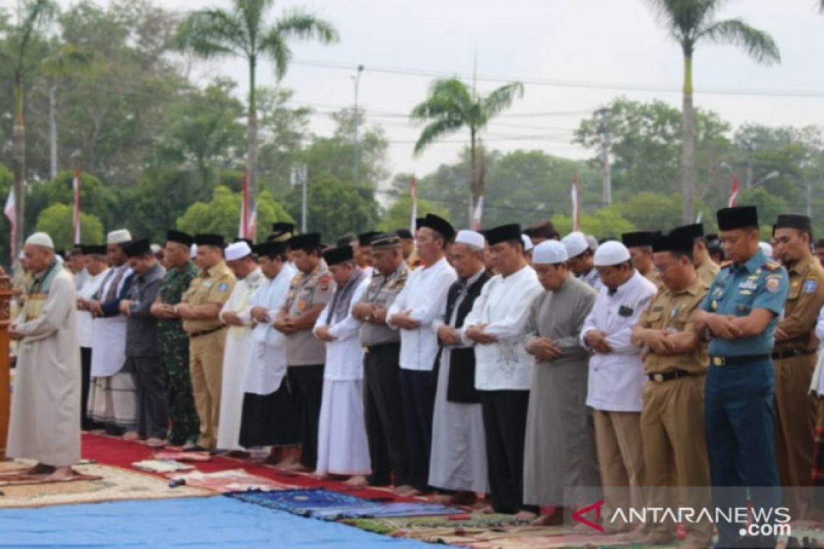 Ribuan pegawai pemerintah Bangka Belitung shalat minta hujan