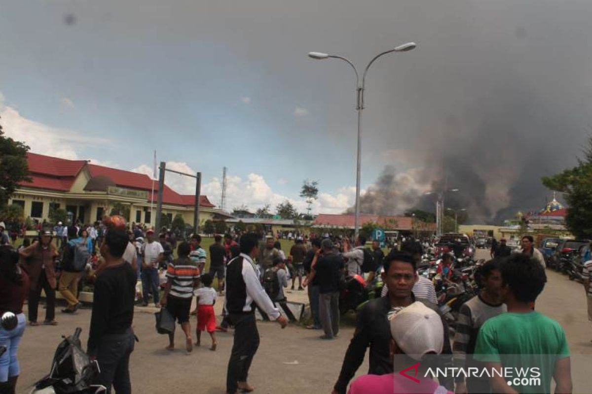 Ratusan warga Yalimo mengungsi ke Wamena setelah eks kantor bupati terbakar