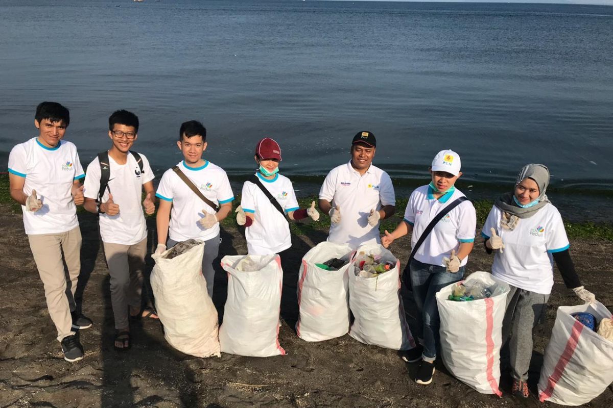 PLN Sulutenggo peduli sampah plastik di Pantai Manado