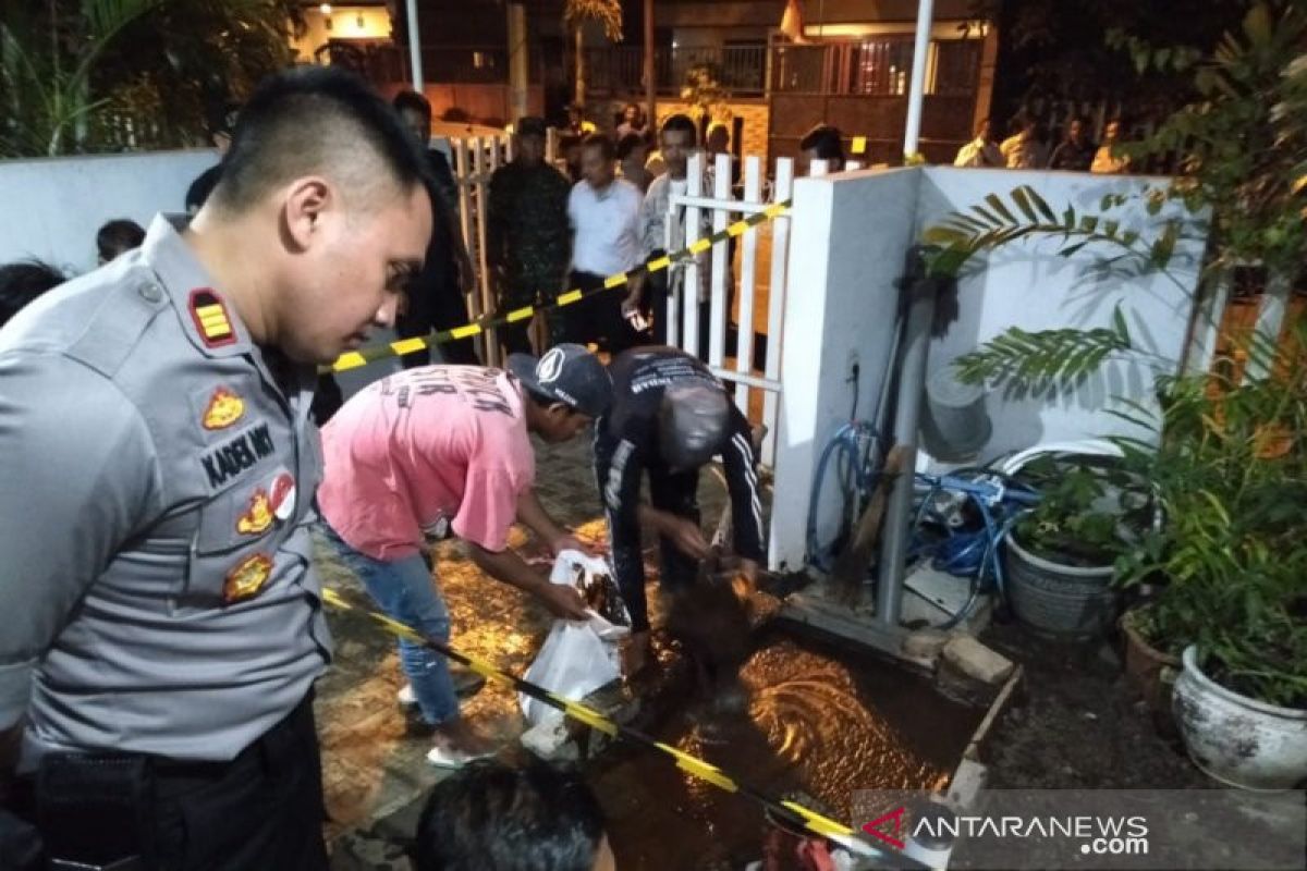 Semburan lumpur keluar di rumah warga di Surabaya