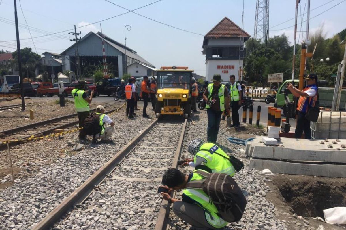 Petugas gabungan Daop Madiun-Satker cek kesiapan operasional jalur ganda