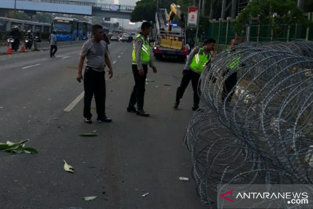 Polisi pasang kawat berduri antisipasi aksi anarkis tolak RKUHP