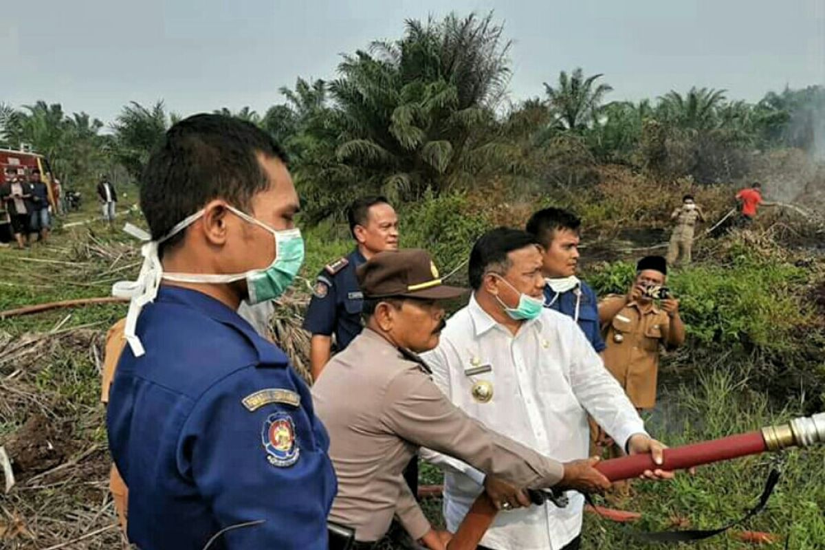 Bupati Labura turun langsung padamkan api di Sukaramai