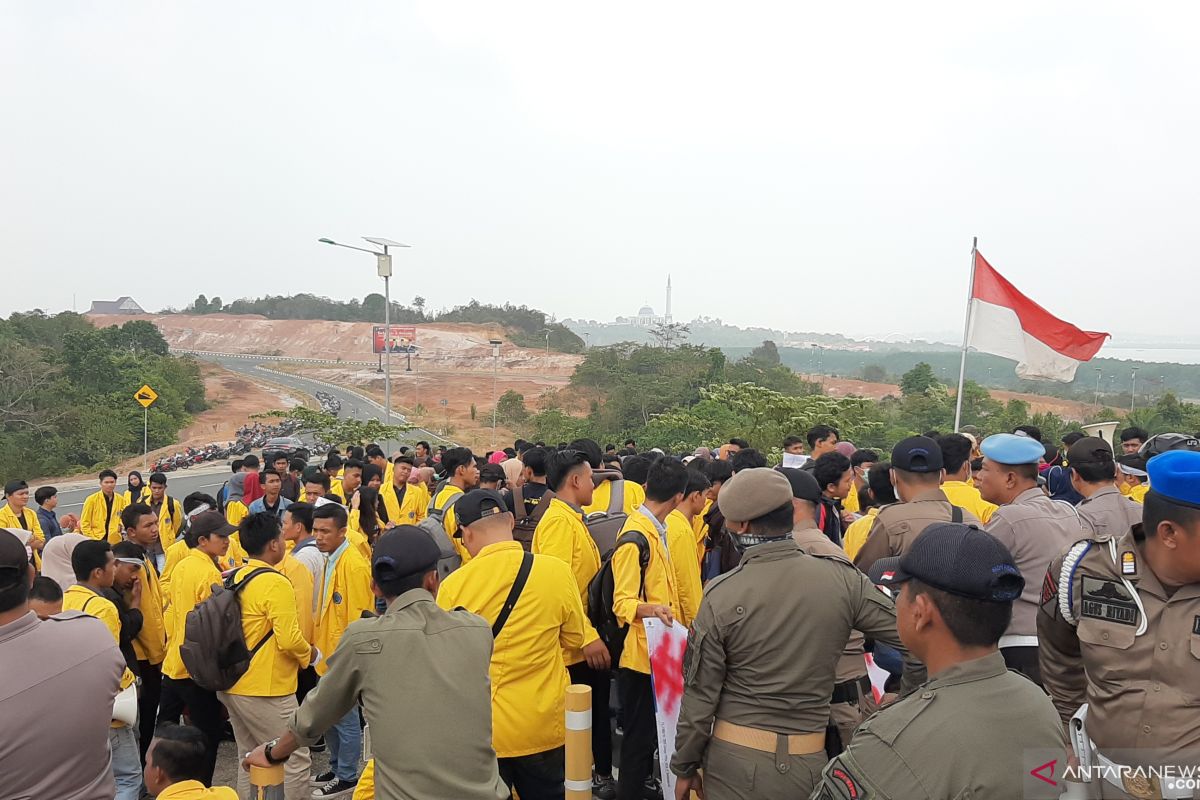 Peringatan HUT Kepri ke-17 diwarnai unjuk rasa mahasiswa