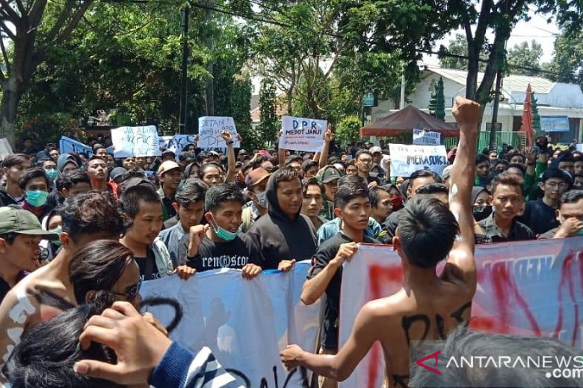 Di Kediri, demo mahasiswa blokade jalan