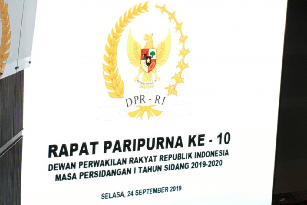 DPR  rapat paripurna 10