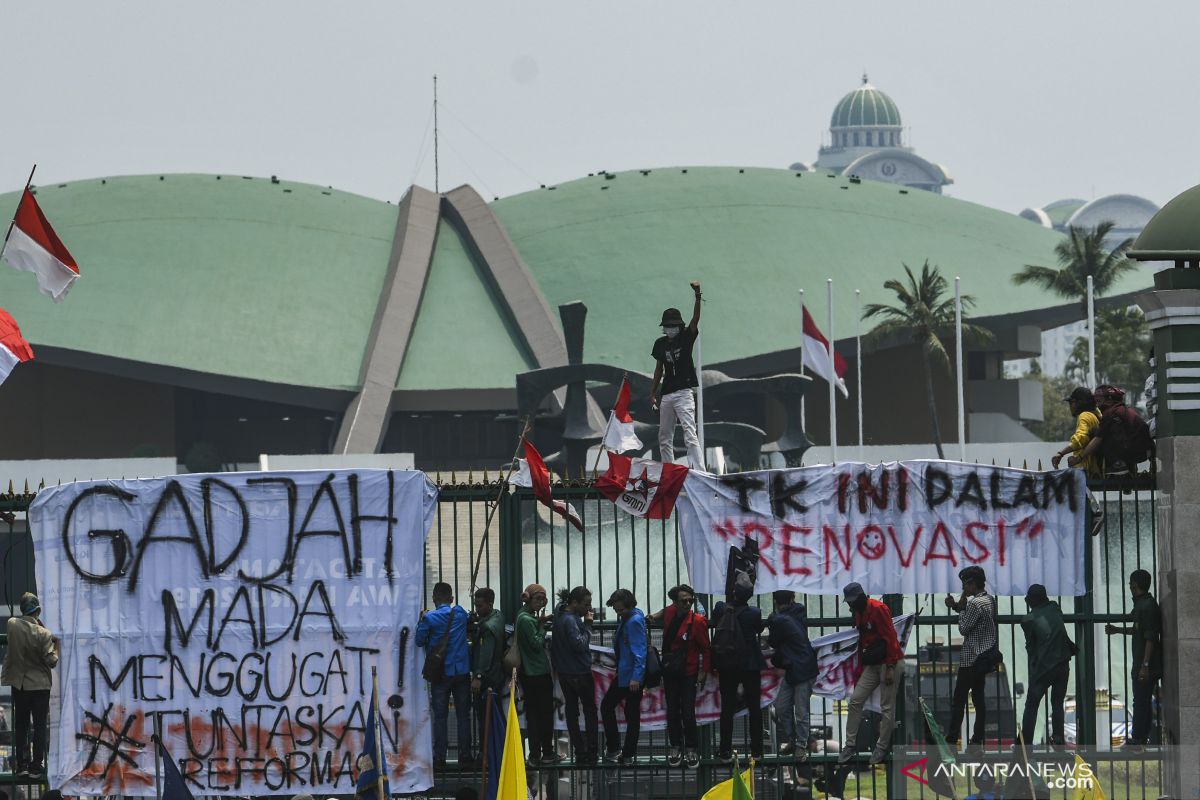 Indonesian students again stage rallies in protest of law changes