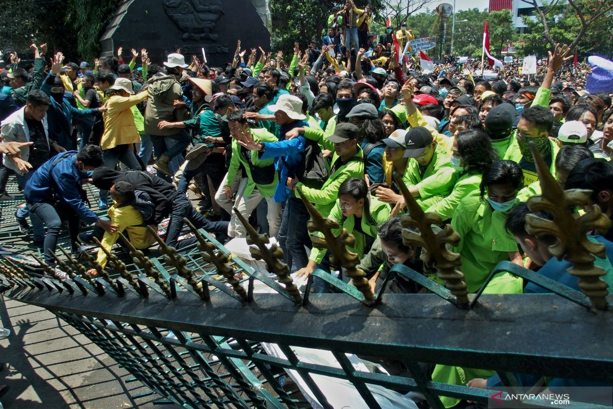 Aksi ribuan mahasiswa jebol gerbang DPRD Jateng