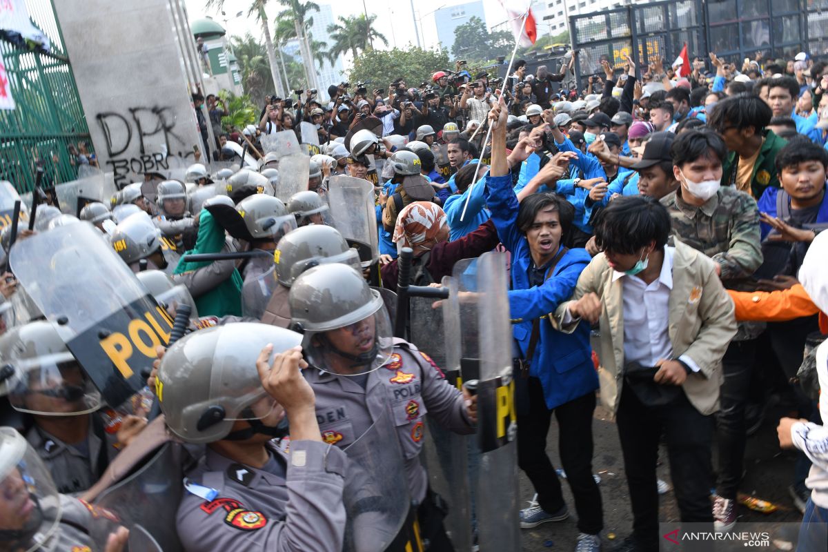 Demo mahasiswa, dua polisi dan tiga pedemo terluka