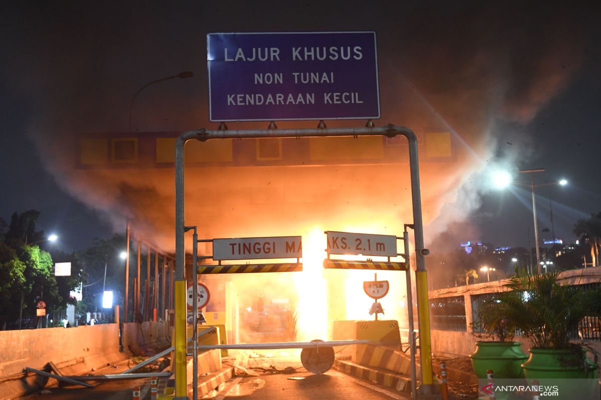 Pintu tol di depan Gedung DPR diduga dibakar demonstran