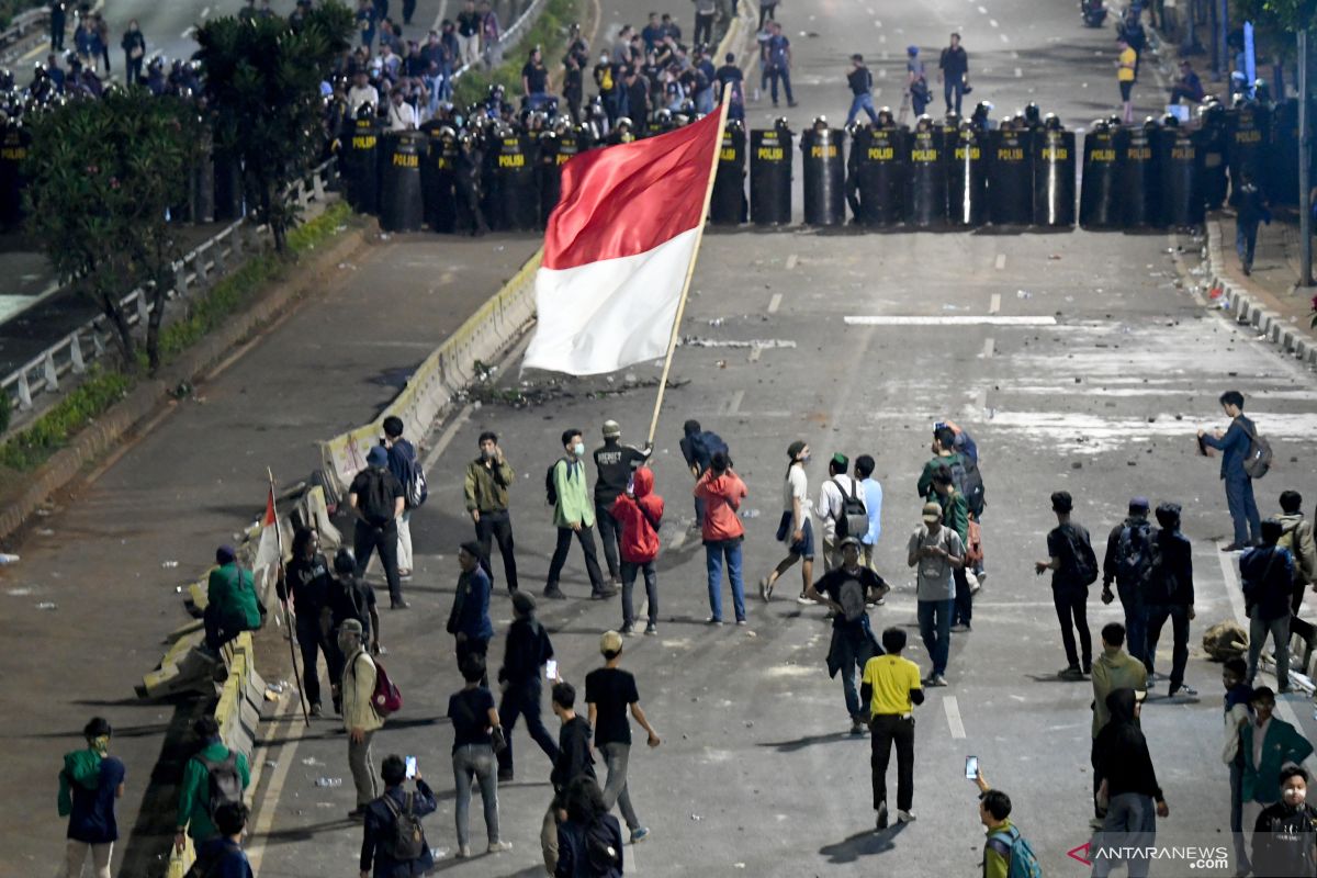 Indonesian students hold rallies to protest law changes