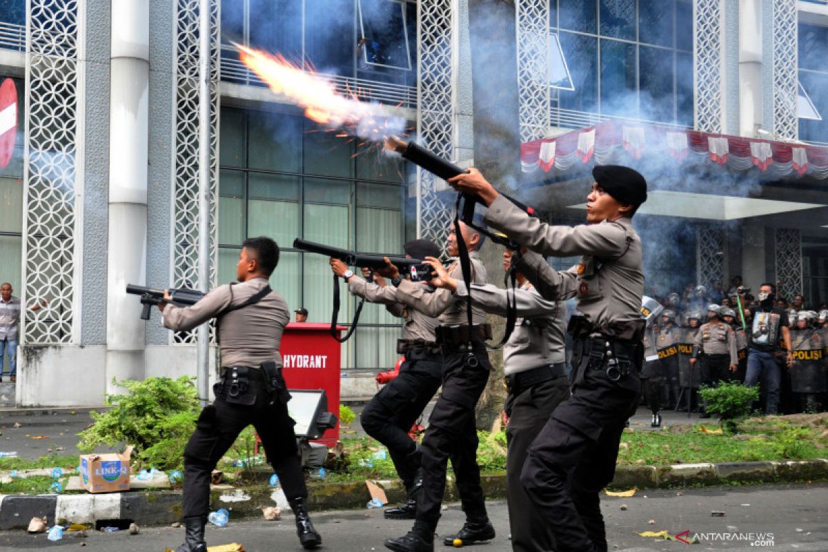 Bentrok dengan polisi, mahasiswa: Tembakan gas air mata kena kuping langsung pingsan