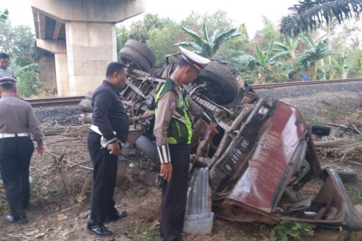 Tiga orang tewas saat kereta api tabrak truk di Lampung Tengah