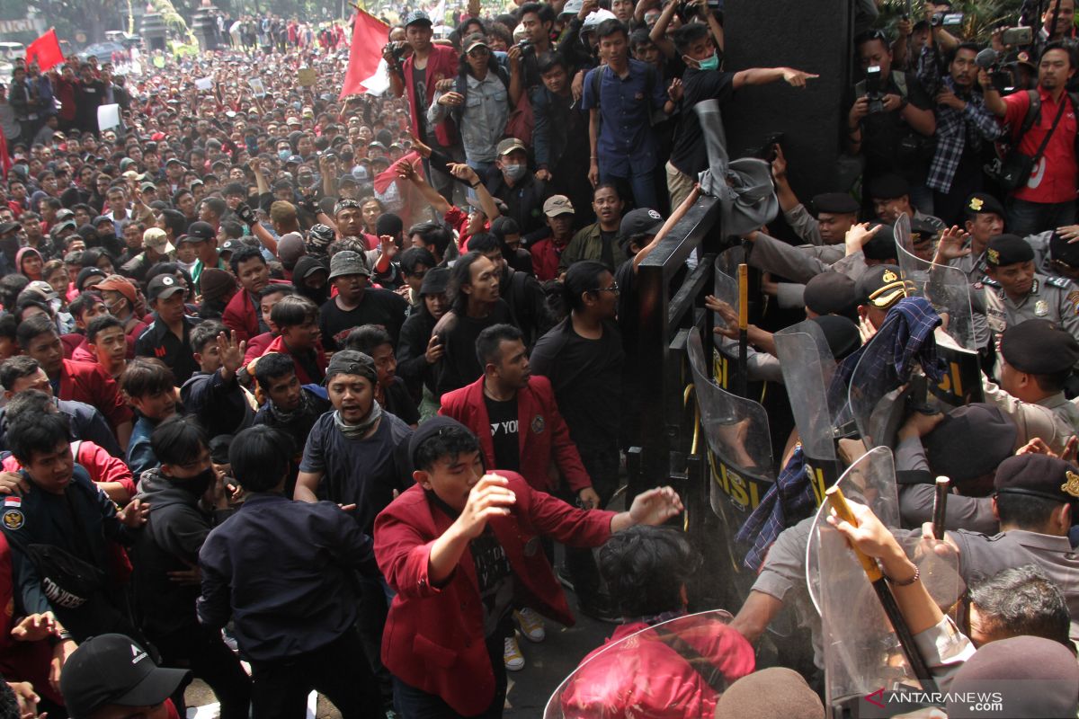 Kampus di Surabaya tak permasalahkan mahasiswanya ikut demo