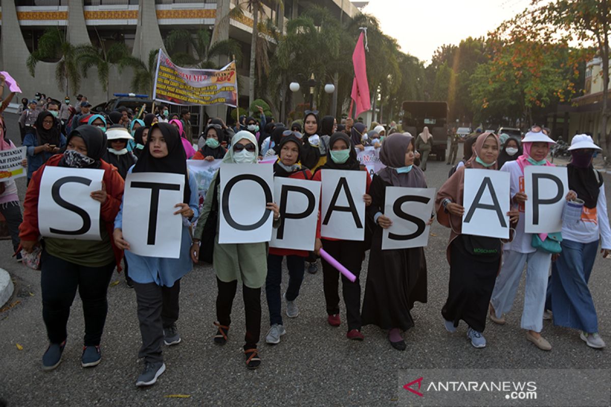 Ibu-ibu demo bawa panci mendesak Gubernur Riau tuntaskan masalah Karhutla