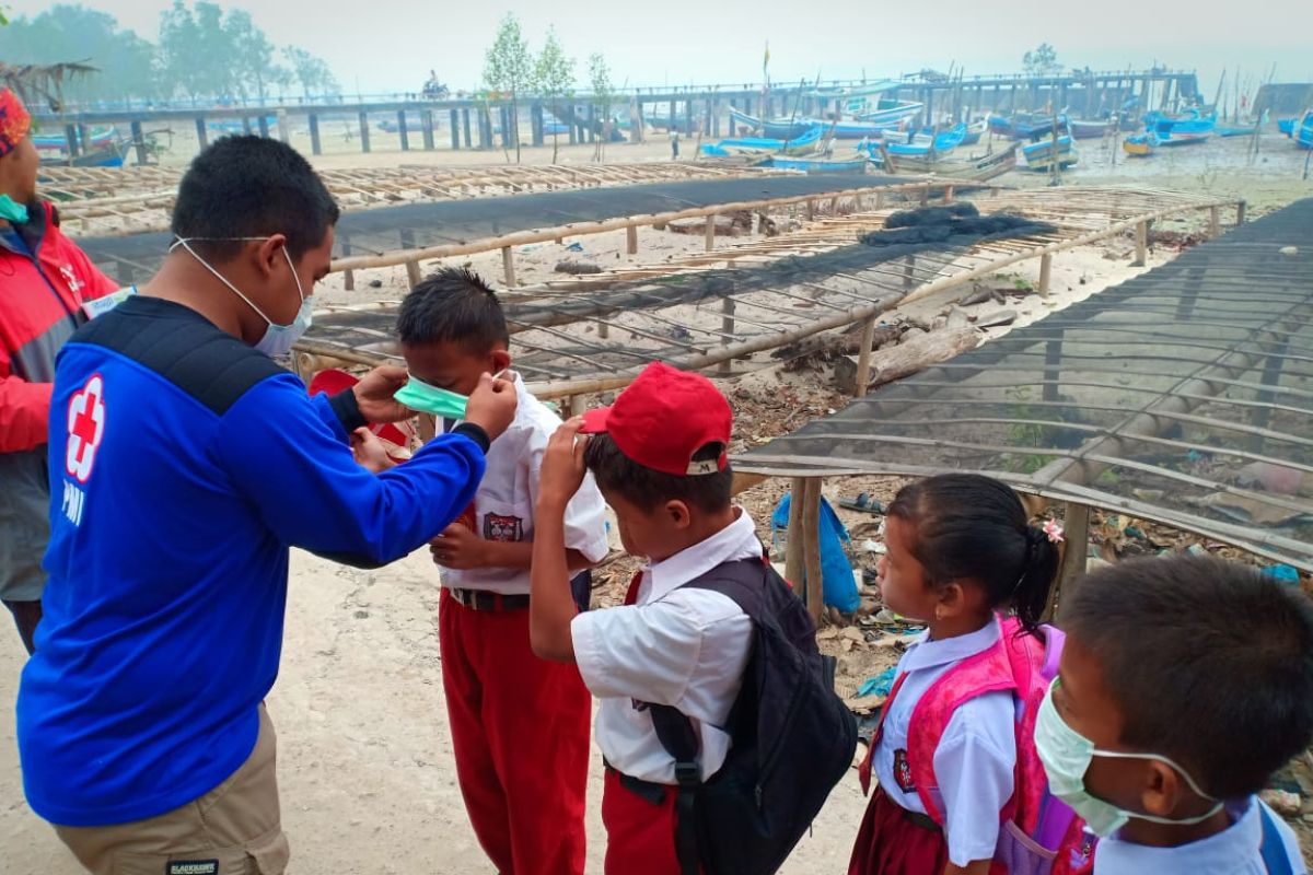 Tanggulangi asap karhutla, PMI Babel bagikan 3.000 masker ke siswa SD