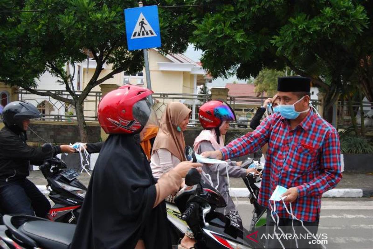 Dampak kabut asap, DPRK Aceh Tengah bagi-bagi masker ke pengendara