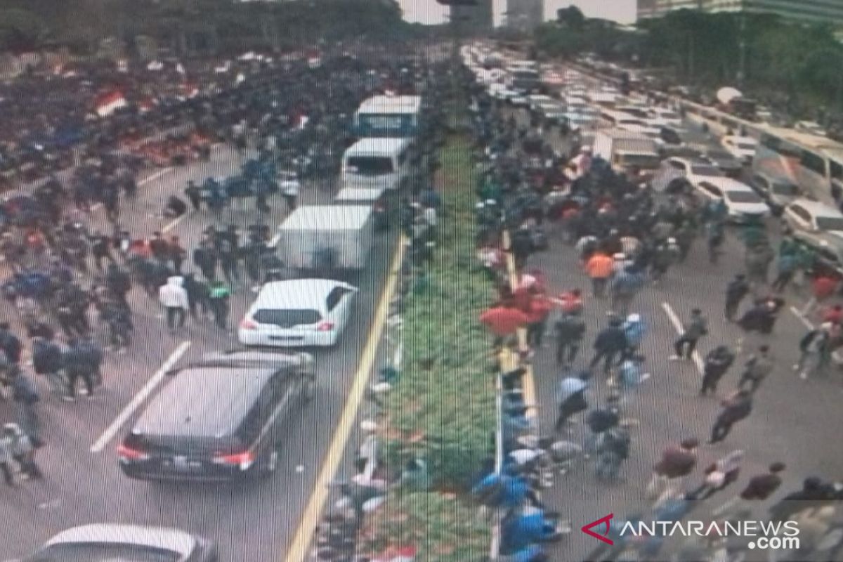 Demo mahasiswa di depan Gedung DPR RI ricuh