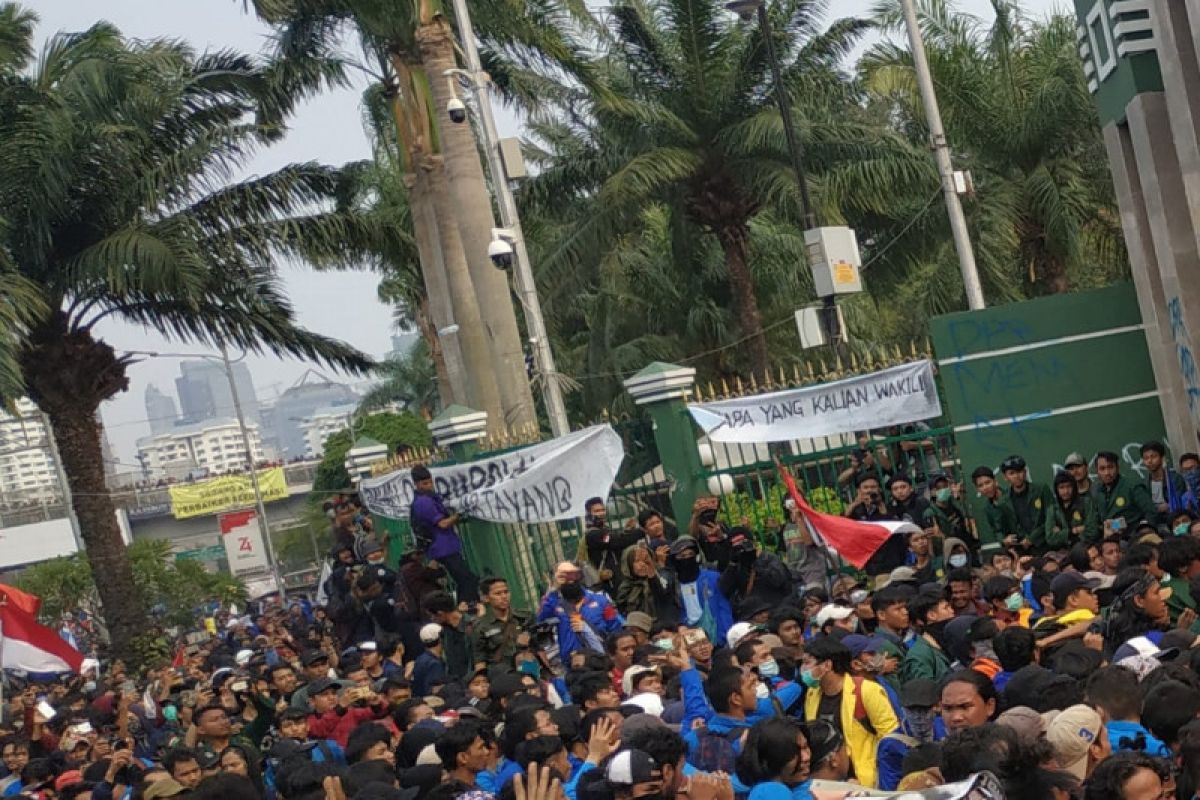 Mahasiswa berupaya menjebol pagar Gedung DPR/MPR