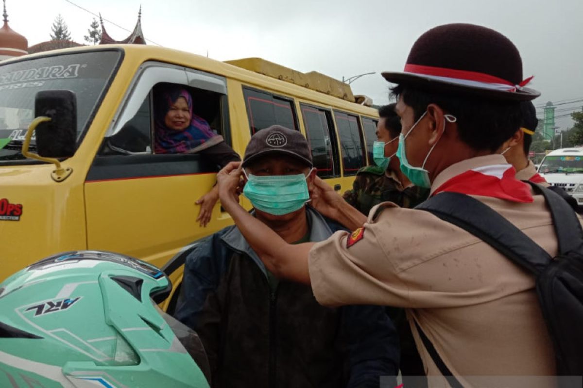 Anggota Pramuka SMAN2 Gunung Talang bagikan masker ke pengendara
