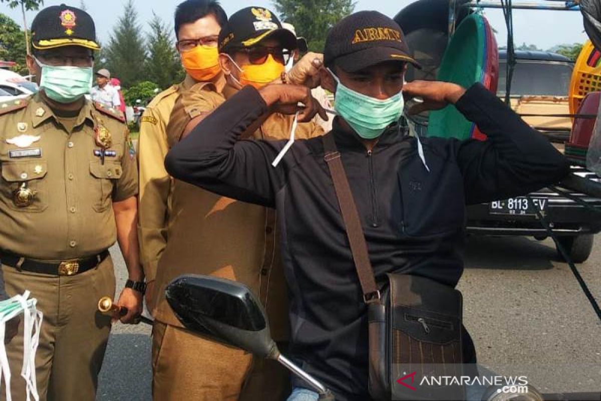 Kabut Asap menyelimuti Aceh Jaya, Pemkab bagi ribuan masker