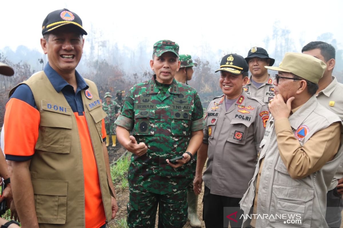 Kepala BNPB bersama Pangdam kunjungi lokasi karhutla di Muarojambi