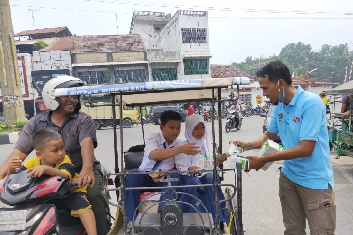 PWI Asahan bagikan 1.000 masker kepada pengguna jalan