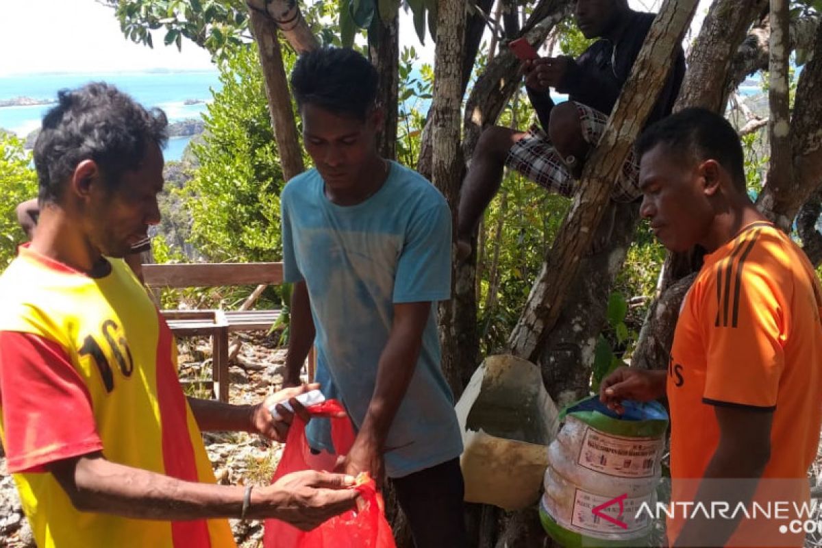 Pemandu HPI bersihkan sampah di destinasi wisata Misool