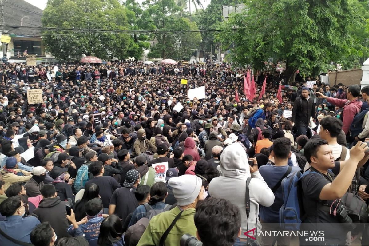 Ribuan pengunjuk rasa kembali mengepung gedung DPRD Jabar