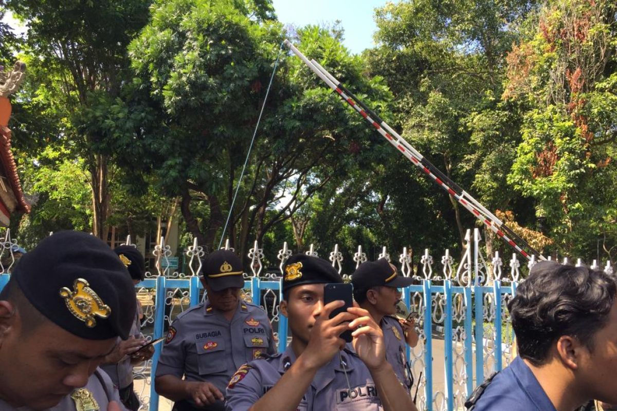 Massa datangi Kantor Gubernur-DPRD Bali