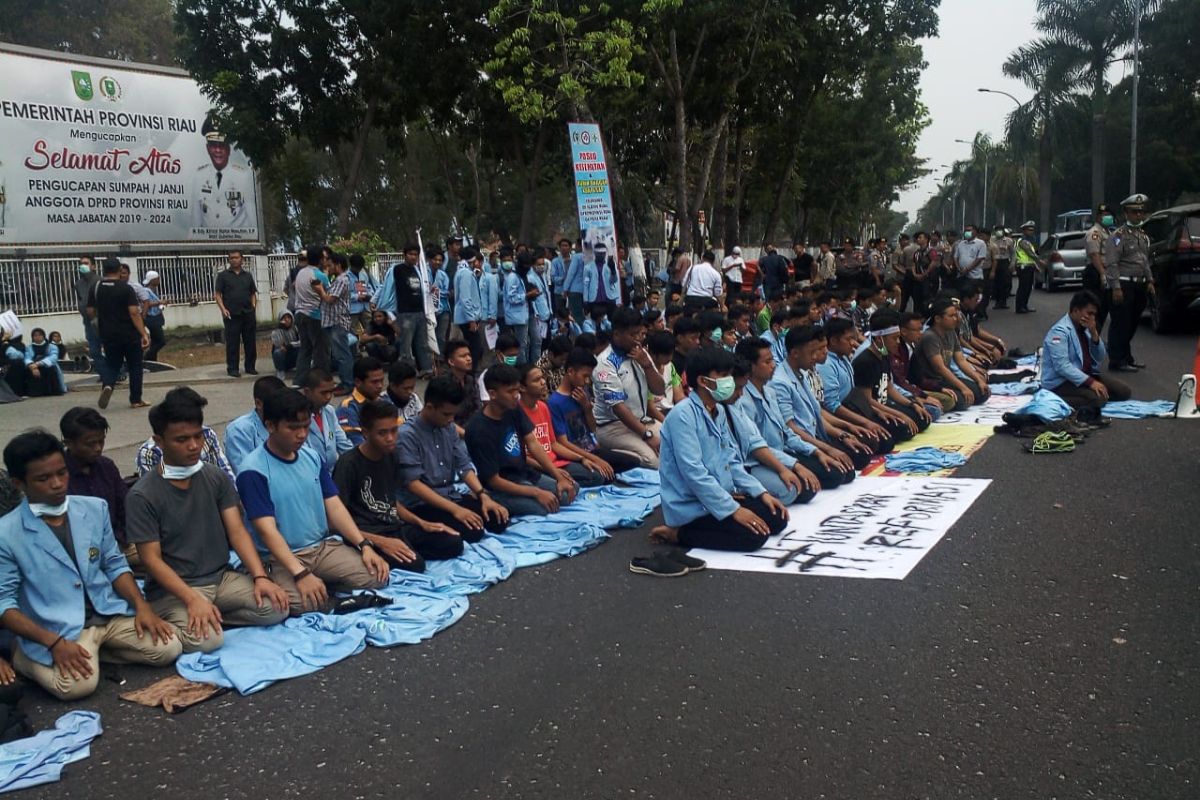 Di sela demo di DPRD Riau, mahasiswa gelar salat berjamaah