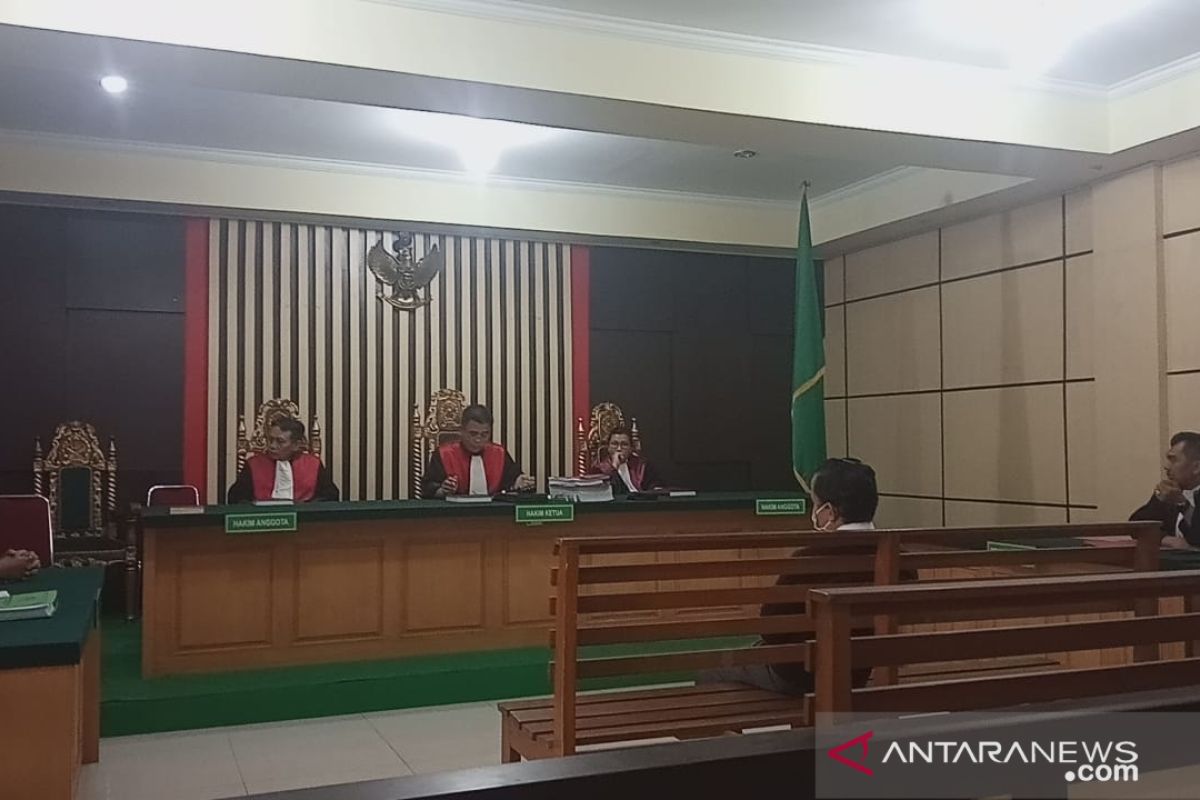 Terdakawa korupsi pembangunan embung di Tebo tertunduk lemas  divonis 18 bulan penjara