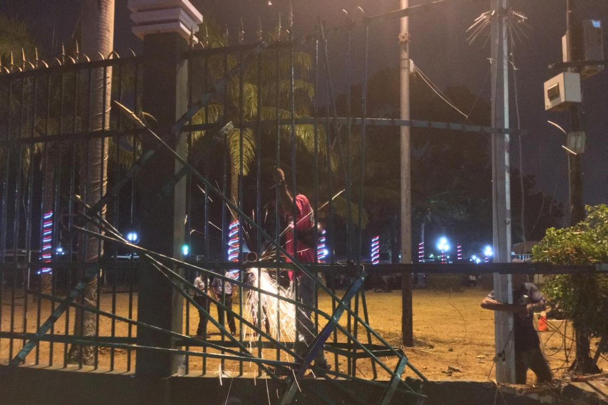 Usai demo mahasiswa, sekitar gerbang utama gedung DPR RI rusak parah