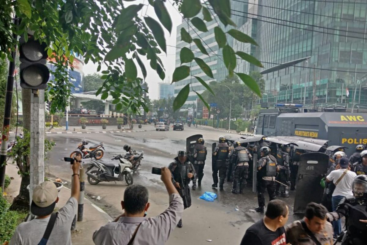 Polisi di depan kantor DPRD Sumut halau massa dengan gas air mata